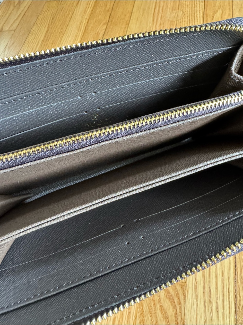 Designer style zip wallet - Picture 2 of 5